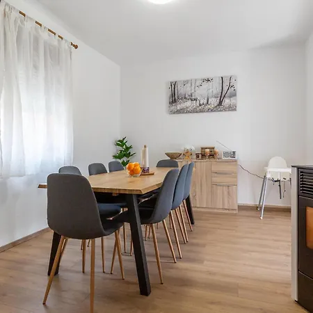 בית נופש Gorgeous In With Kitchen Gračac