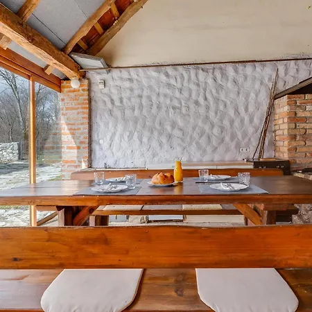 בית נופש Gorgeous In With Kitchen Gračac