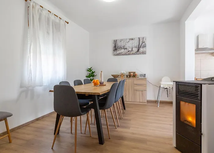 בית נופש Gorgeous In With Kitchen Gračac