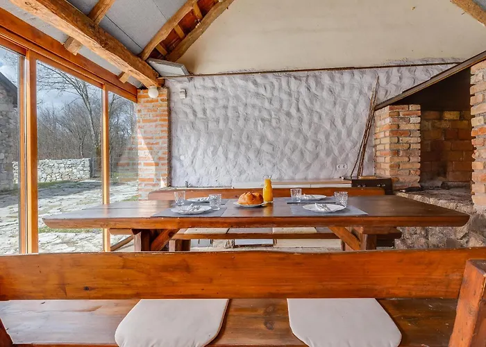 בית נופש Gorgeous In With Kitchen Gračac