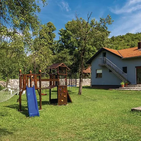 Сasa de vacaciones Luxurious In With Sauna Gračac